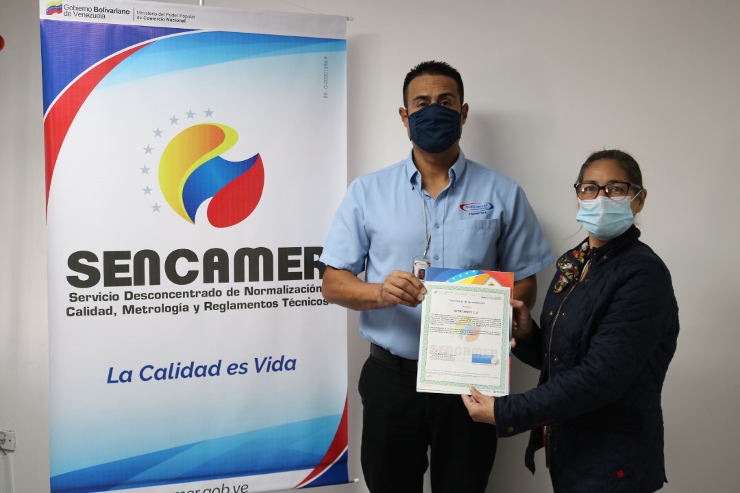 Entrega de certificado al Laboratorio de ensayo Sedicomvet, C.A